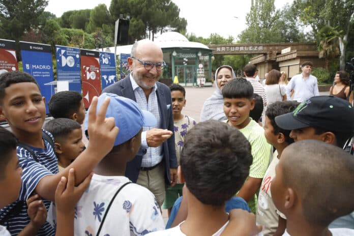 El delegado de Políticas Sociales, Familia e Igualdad, José Fernández, durante la actividad de despedida de los niños saharauis acogidos en Madrid con el programa ‘Vacaciones en Paz’
