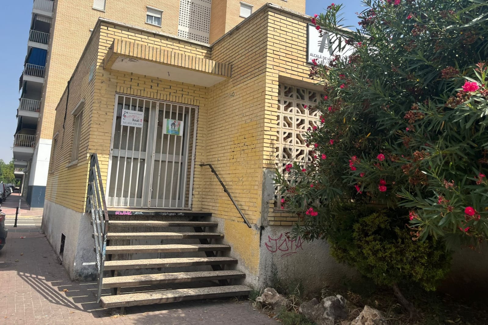 El Ayuntamiento de Alcalá Invierte 13.000 Euros en la Renovación del Edificio Municipal en el Barrio de Iviasa