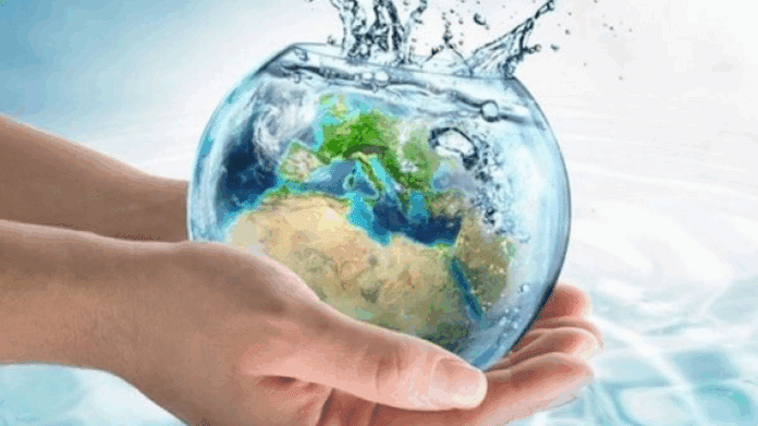 Imagen icónica de una manos sujetando un globo terráqueo de agua