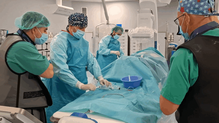 profesionales sanitarios trabajan en una sala de Hemodinámica