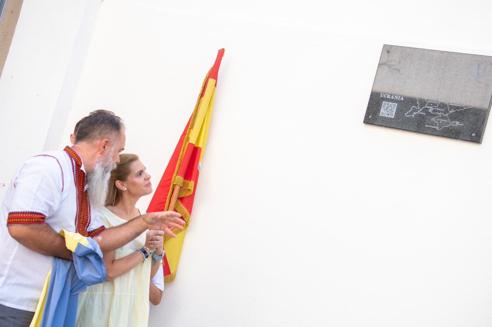La Alcaldesa Reafirma Solidaridad con la Comunidad Ucraniana en Inauguración de Placa Conmemorativa