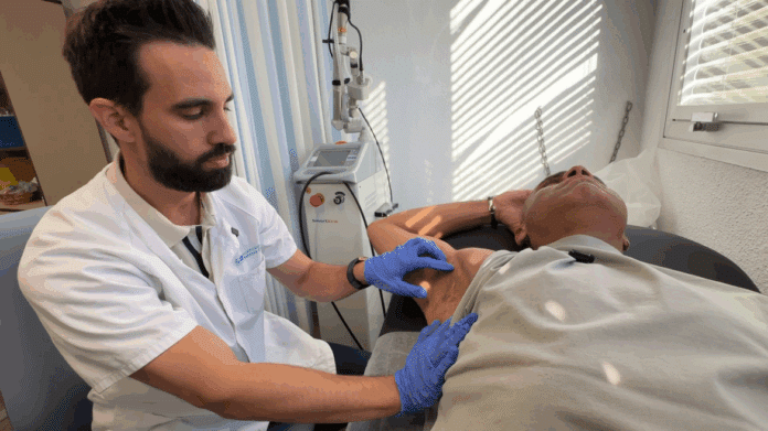 El dermatólogo Adrián Imbernón atienden a un paciente diagnosticado de hidradenitis supurativa en el Hospital Universitario Severo Ochoa