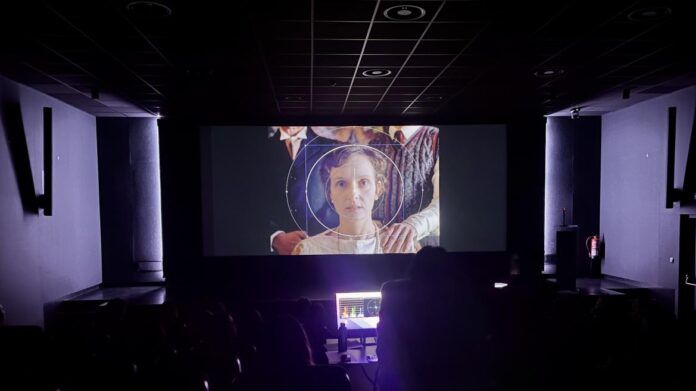 La nueva sala polivalente de cine con una pantalla y una mujer en ella