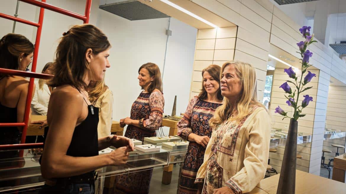 La consejera Rocío Albert durante su visita a la joyería Deassín