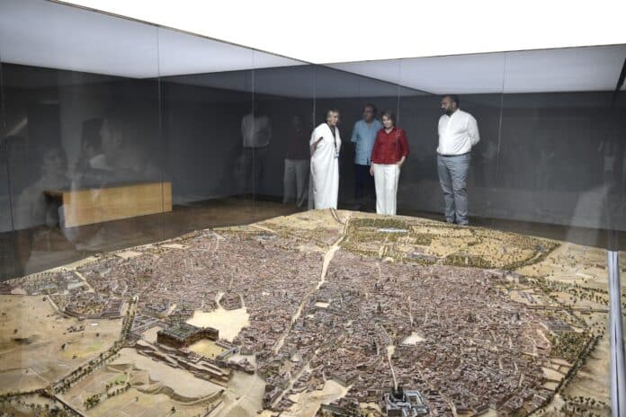 Rivera de la Cruz visita la fase final de restauración de la maqueta histórica de Gil de Palacio