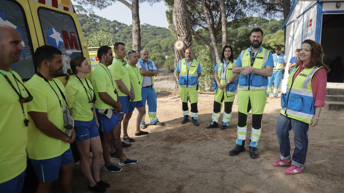Fátima Matute durante su visita el dispositivo de salvamento acuático del SUMMA 112 en el Pantano de San Juan