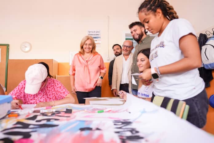 La vicealcaldesa de Madrid y alcaldesa en funciones, Inma Sanz; el delegado de Políticas Sociales, Familia e Igualdad, José Fernández, y el concejal de Puente de Vallecas, Ángel Niño, en el CPEE Vallecas