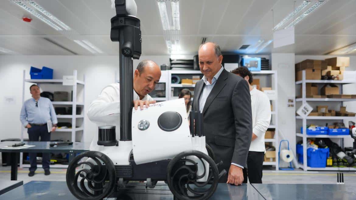 El consejero Miguel López-Valverde durante su visita a la pyme Star Robotics