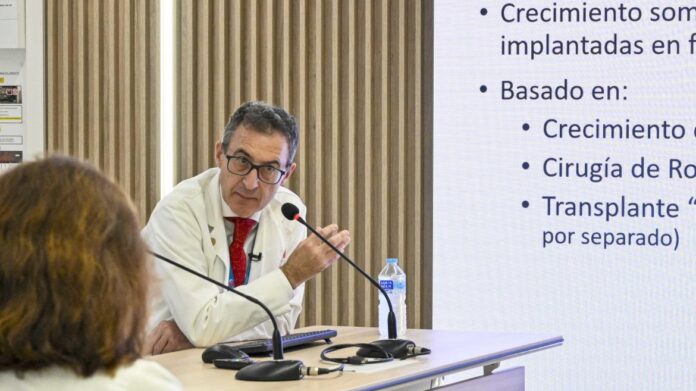 Un cirujano explica desde su mesa un protocolo médico