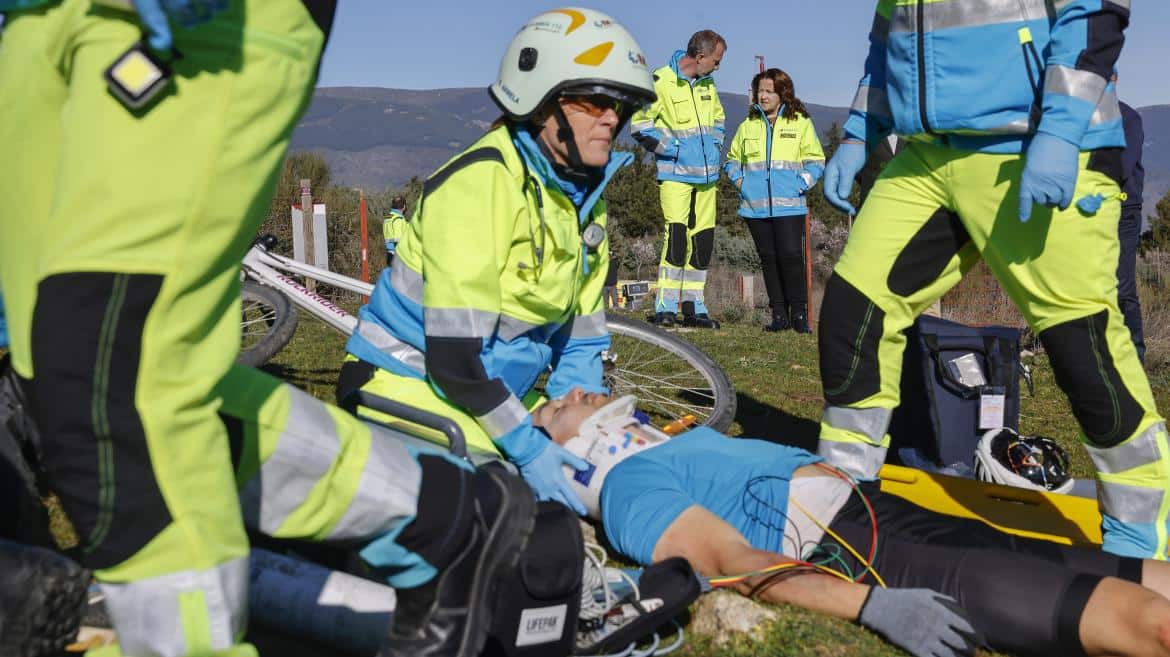 La consejera Fátima Matute en un simulacro de asistencia en accidente de ciclistas