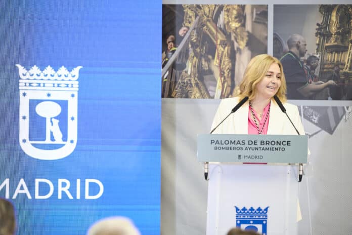 Intervención de la vicealcaldesa y alcaldesa en funciones, Inma Sanz, durante la entrega de de las ‘Palomas de Bronce de Bomberos de Madrid’ con motivo de las fiestas de La Paloma 