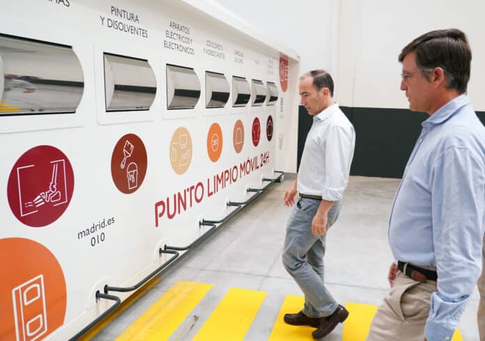 El delegado de Urbanismo, Medio Ambiente y Movilidad, Borja Carabante, acompañado del concejal delegado de Limpieza y zonas Verdes, José Antonio Martínez Páramo, durante su visita a un Centro de Reutilización de Residuos en Villaverde
