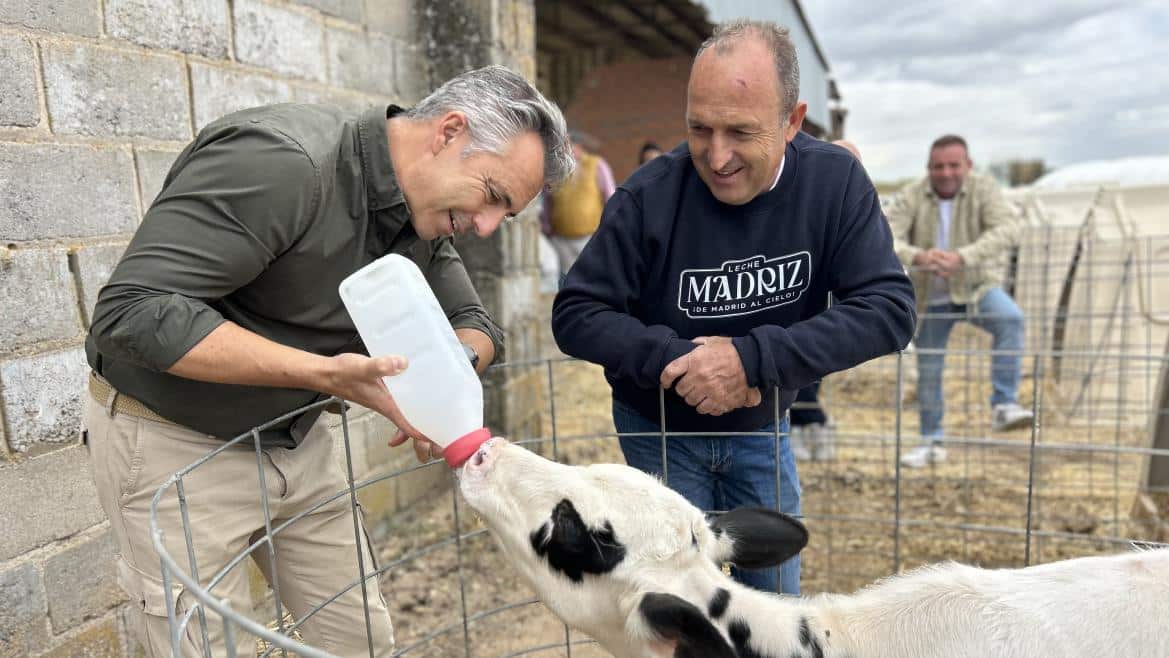 El consejero Carlos Novillo durante su visita a la cooperativa que fabrica Leche Madriz