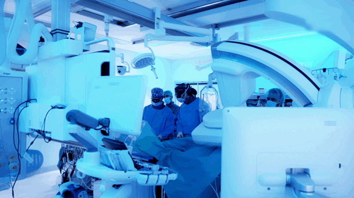 Sala de intervencionismo cardiaco con cardiólogos del Hospital 12 de Octubre
