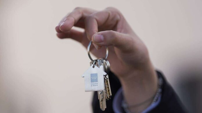 Una persona mostrando sus llaves