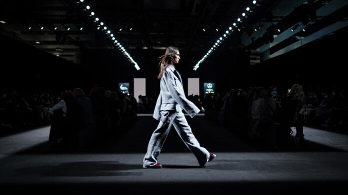 Celebración del 40 Aniversario de la Mercedes-Benz Fashion Week en Modelo desfilando