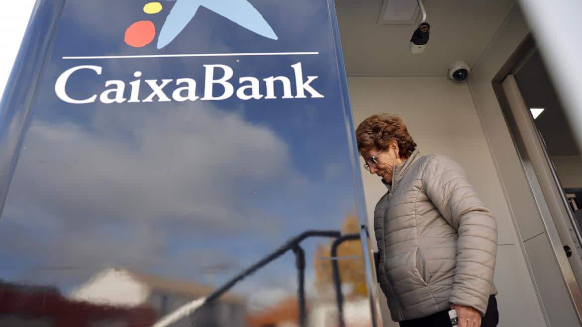 Díaz Ayuso Impulsa la Inclusión Financiera en Madrid: Cajeros Automáticos en Todos los Municipios