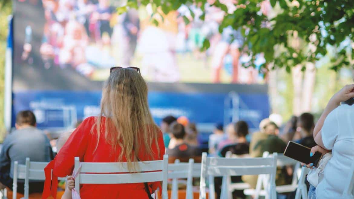 Díaz Ayuso Lanza Iniciativa para Llevar el Cine a Municipios sin Salas