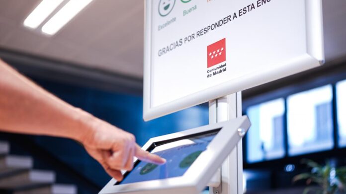 Una persona marcando su opinión