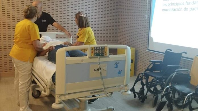 personal y camilla para manipulación de pacientes