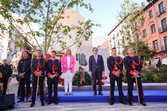 El alcalde de Madrid, José Luis Martínez Almeida, y la vicealcaldesa, Inma Sanz, durante el homenaje a los bomberos fallecidos en el incendio de los Almacenes Arias hace ahora 38 años