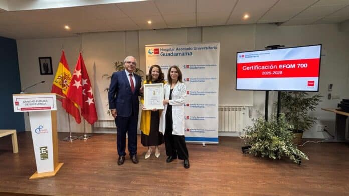 La consejera Fátima Matute durante la entrega del sello EFQM 700 al Hospital Guadarrama