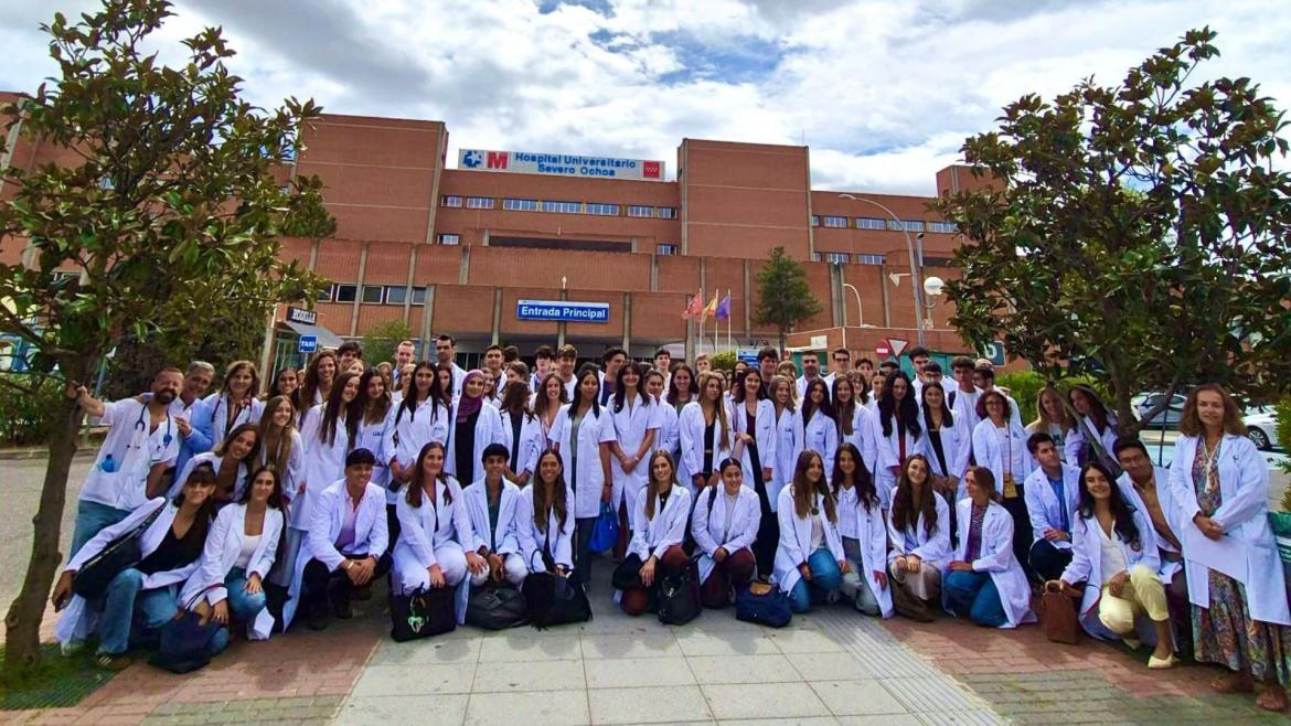 Hospital Severo Ochoa Celebra Ingreso de Nuevos Estudiantes de Medicina con Ceremonia de Batas Blancas