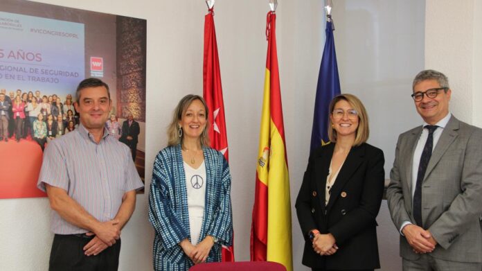 Dirigentes firmantes convenio con banderas detrás