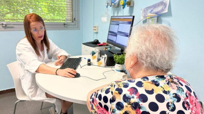 Isabel Sánchez de la Cruz, enfermera gestora de casos, atienda a una paciente con cáncer de mama