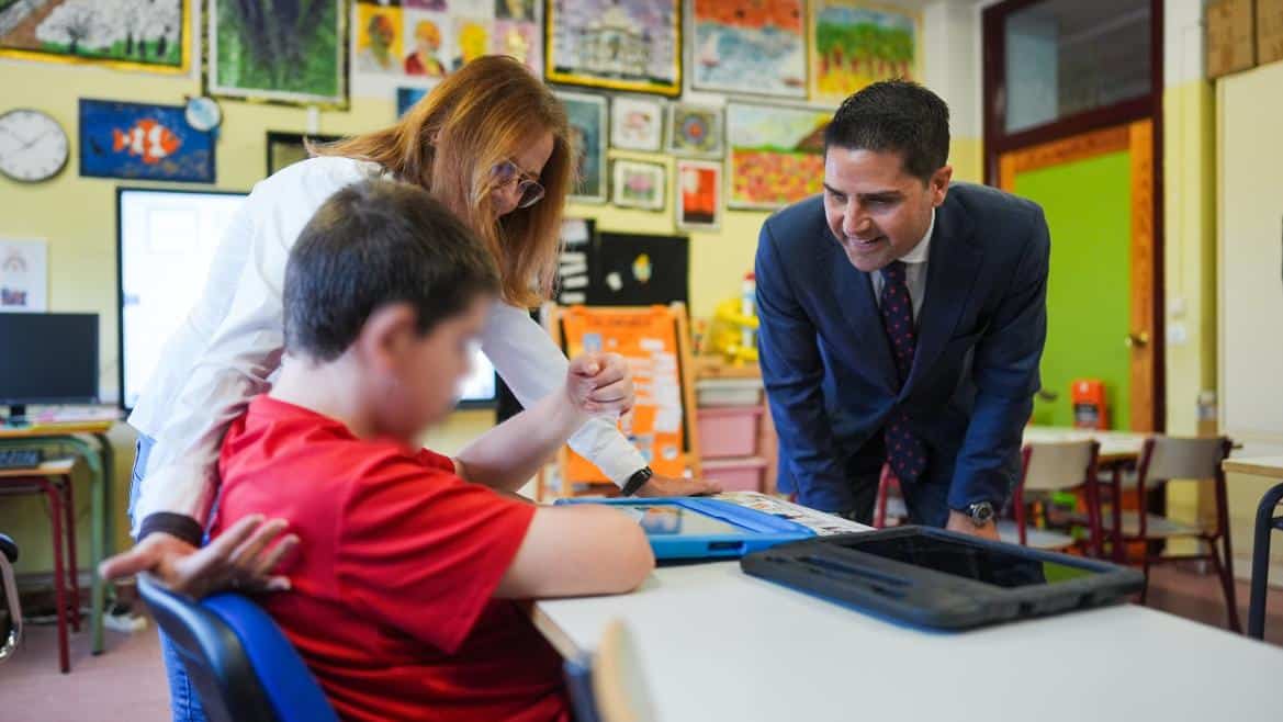 El consejero Emilio Viciana durante su visita al CPEE Miguel de Unamuno
