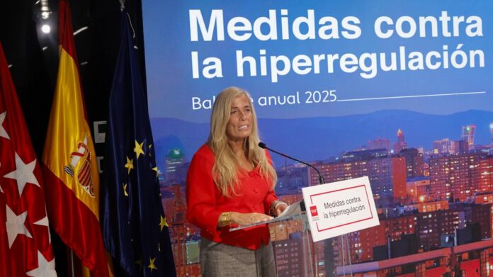 La consejera Rocío Albert durante la presentación del Informe anual de lucha contra la hiperregulación