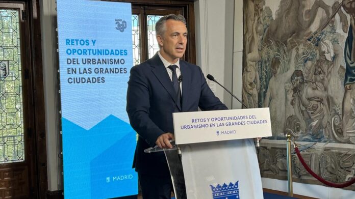 El consejero Carlos Novillo durante la jornada sobre los retos del urbanismo actual en las grandes ciudades