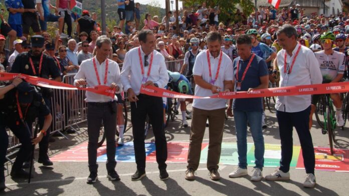 García Martín en el corte de la cinta del inicio en Robledo de Chavela de la penúltima etapa de La Vuelta