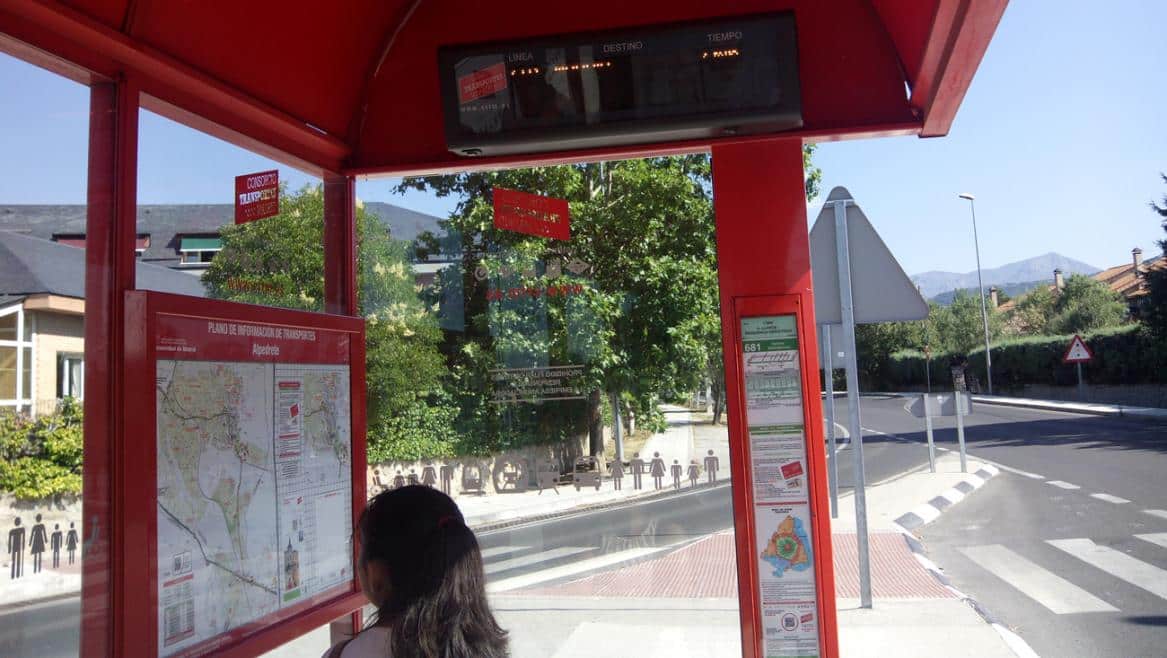 La Comunidad de Madrid Refuerza Seguridad con Nuevas Marquesinas de Autobús en 114 Municipios