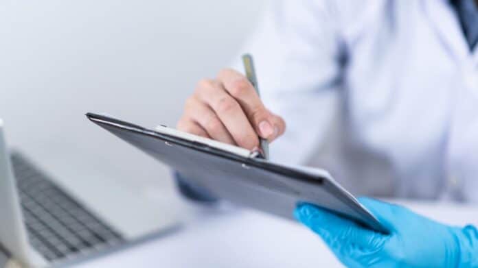 Médico en consulta