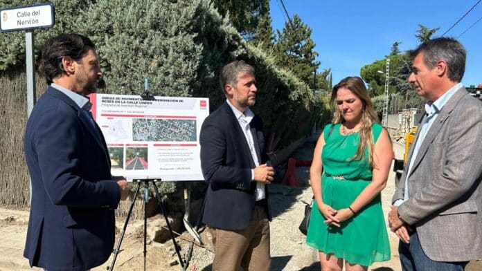 El consejero Miguel Ángel García Martín durante su visita en Colmenarejo a las obras de la calle Las Lindes