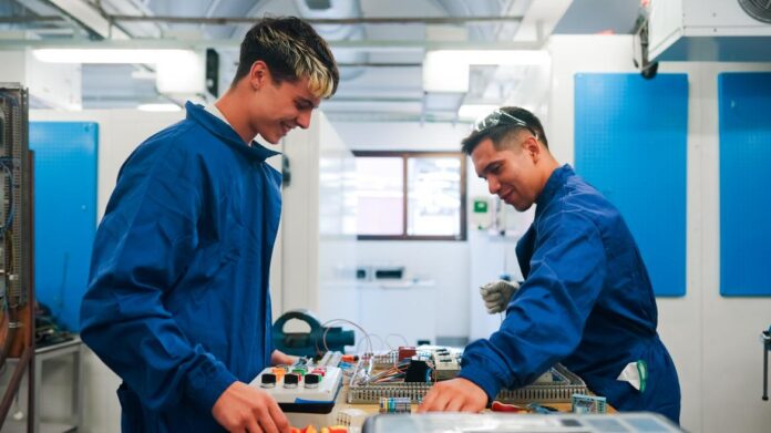 jóvenes trabajando en un taller