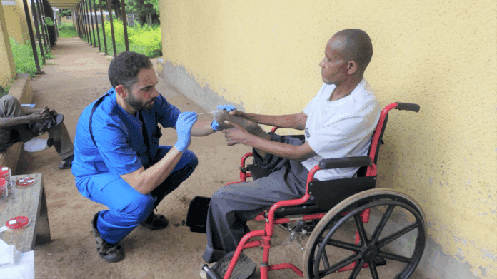El doctor premiado atiende a una persona en el marco de un proyecto de cooperación internacional 