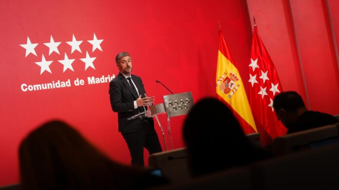 El portavoz Miguel Ángel García Martín atiende a los medios de comunicación desde la Real Casa de Correos