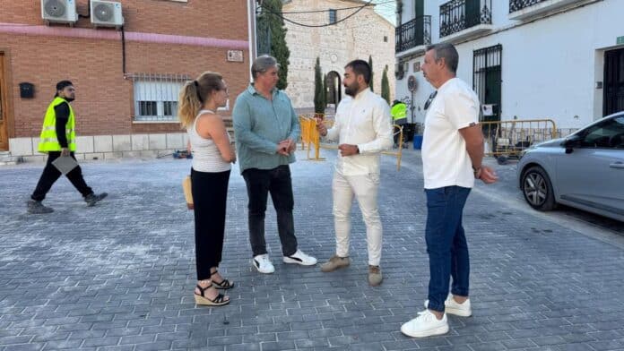 El viceconsejero José Antonio Sánchez durante su visita a Torres de la Alameda