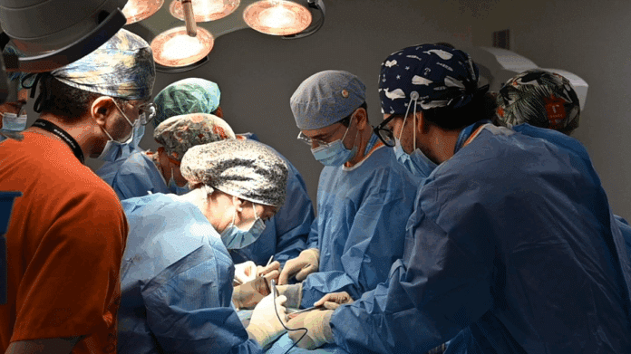 Personal médico en una quirófano del Hospital Gregorio Marañón