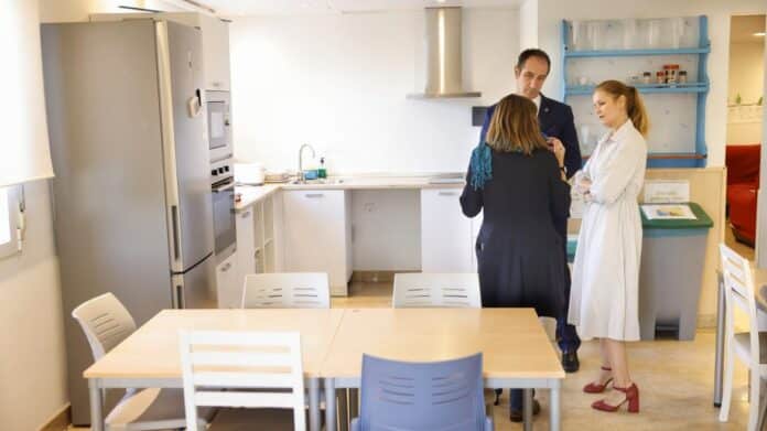 La consejera Ana Dávila durante su visita a la residencia