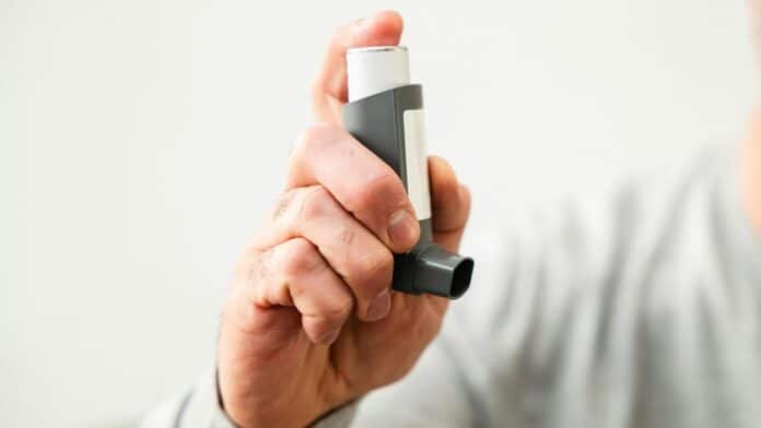Madrid's Primary Care Promotes Sustainability with Initiatives for A patient uses an inhaler.