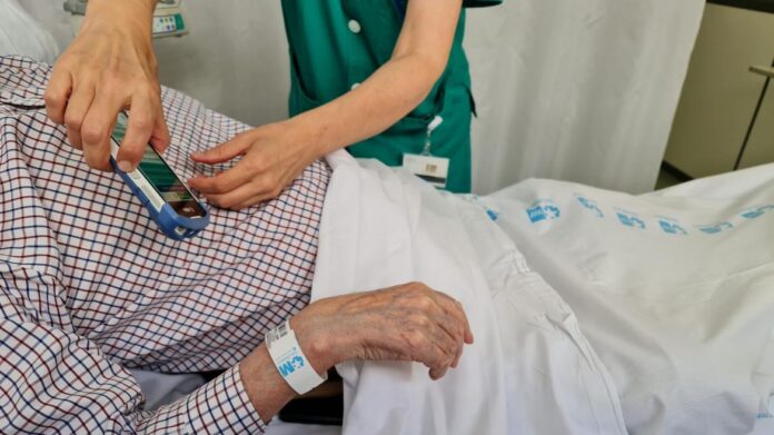 Imagen de una enfermera atendiendo a un paciente