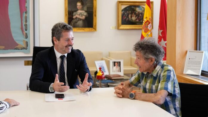 Carlos Soria, Héroe Madrileño, Celebrado tras Conquistar el Manaslu a El consejero Mariano de Paco Serrano con Carlos Soria