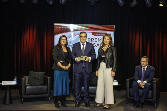 Carlos de la Higuera: Homenajeado como Líder Visionario en Economía Imagen de Axel Buffet