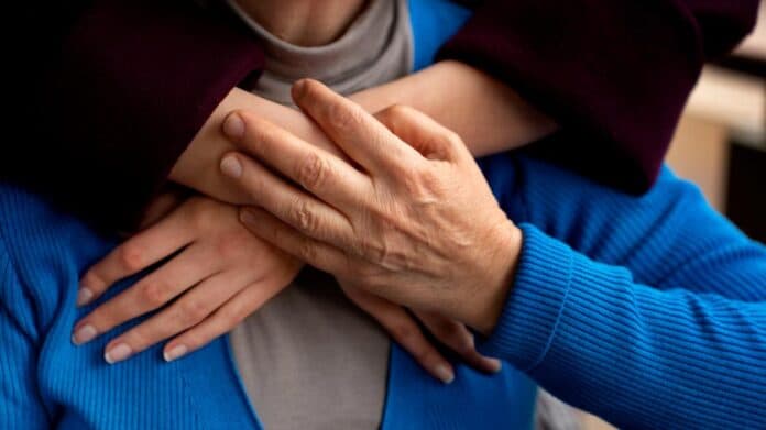 Abrazo a una persona mayor