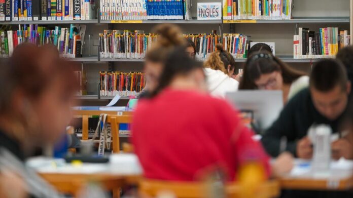 Celebración del Día de las Bibliotecas en Madrid: Actividades Gratuitas jóvenes estudiando en una biblioteca