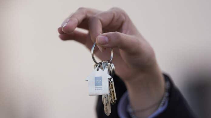 Madrid Rental Assistance Call: Starts on the 4th. A person showing their keys.