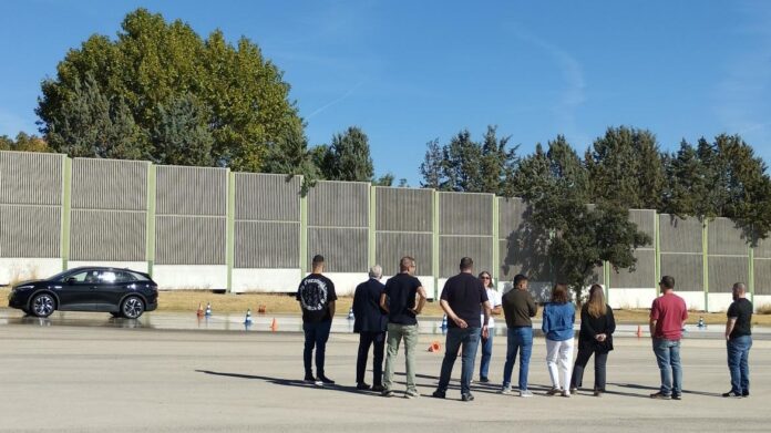 grupo de gente en pista antes de conducir